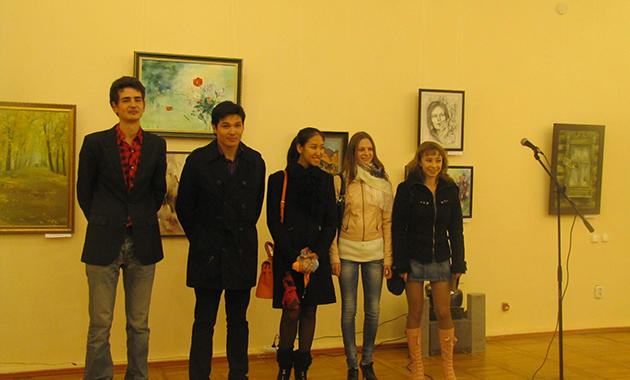 В Караганде стартовала выставка молодых художников